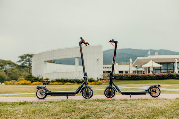 5th Wheel - V10MAX Foldable Electric Scooter w/ 12 mi Max Range and 18 mph Max Speed - Black