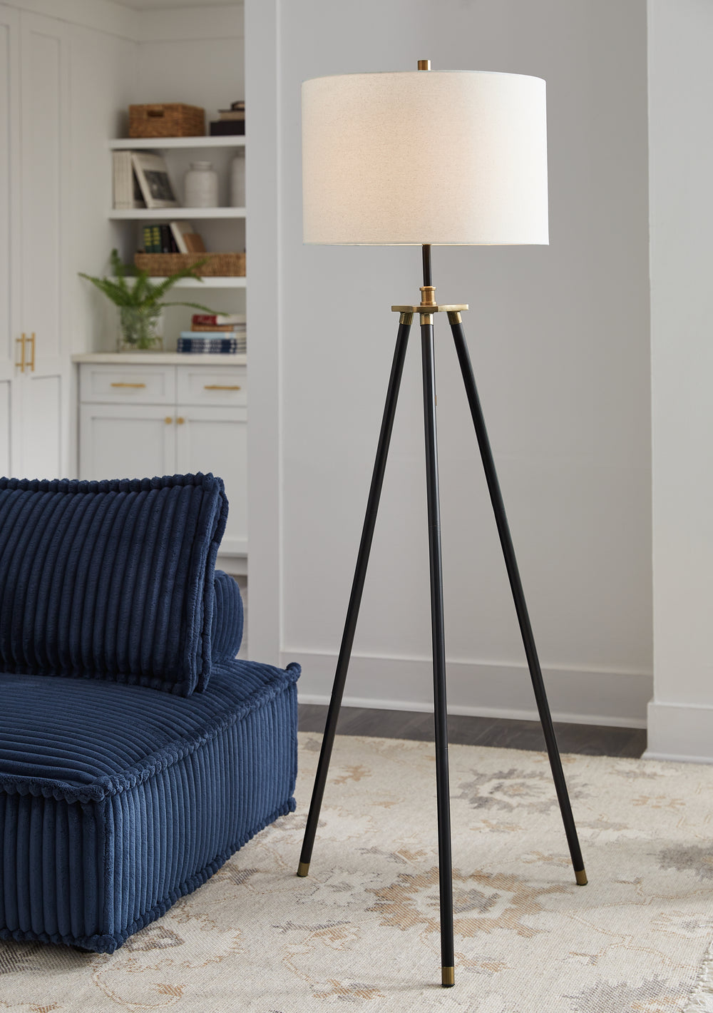 Cashner - Metal Floor Lamp - Black / Gold Finish