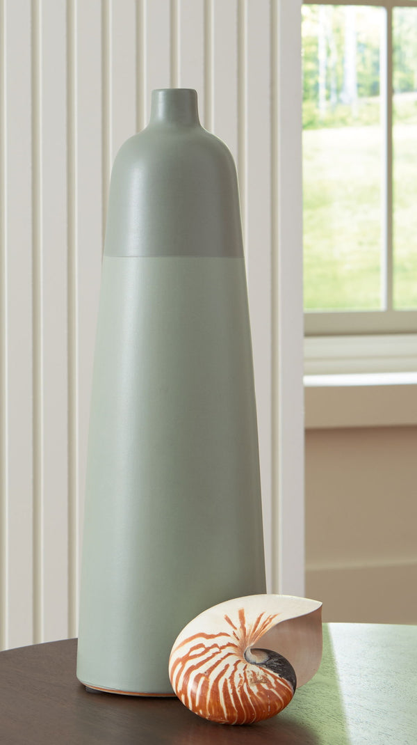 Peerland - Vase #6''wx6''dx19''h